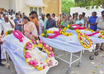 Stampede en una manifestación política para el actor popular Vijay en el sur de la India mata a 36, ​​lesiona 40