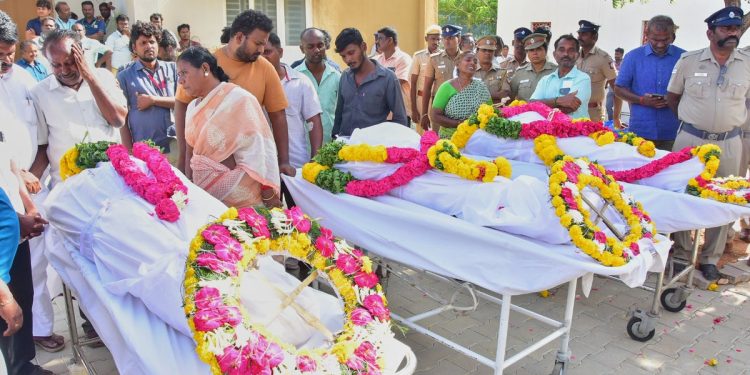 Stampede en una manifestación política para el actor popular Vijay en el sur de la India mata a 36, ​​lesiona 40