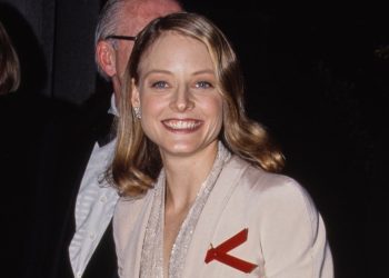 El icónico traje de pantalón que ejemplifica el impacto de Giorgio Armani