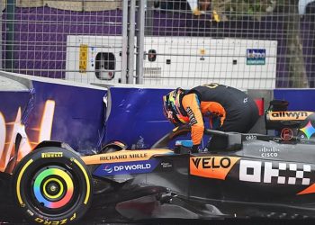 F1 Azerbaiyán Gran Premio Actualizaciones en vivo: Lo último cuando Piastri se estrella en la vuelta 1, Verstappen Leads, Sainz Podium Hope