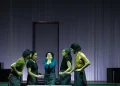 El Dragón de Oro: Acoso de Inmigrantes en Un Gran Juego Teatral