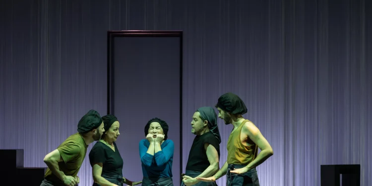 El Dragón de Oro: Acoso de Inmigrantes en Un Gran Juego Teatral