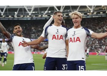 Tottenham Cruise a la victoria de West Ham de 10 hombres