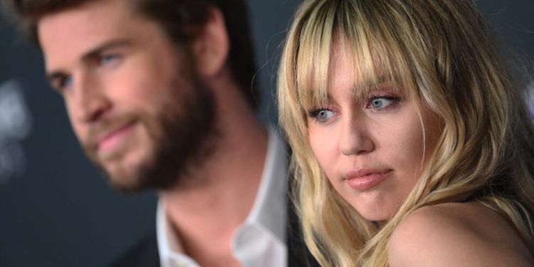 Miley Cyrus y El Motivo Por el el Aún Tiene El Vestido Que Usó en Su Primera Cita Con Su Exesposo Liam Hemsworth | REVISTA