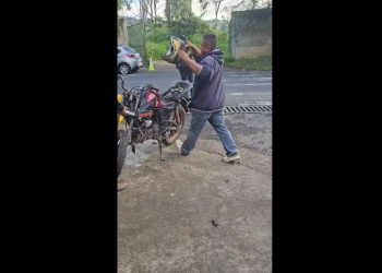 Video MUestra A Motorista Destruyendo Su Moto Por Multa de Tránsito; Autoridadas de confirman que no sería consignada