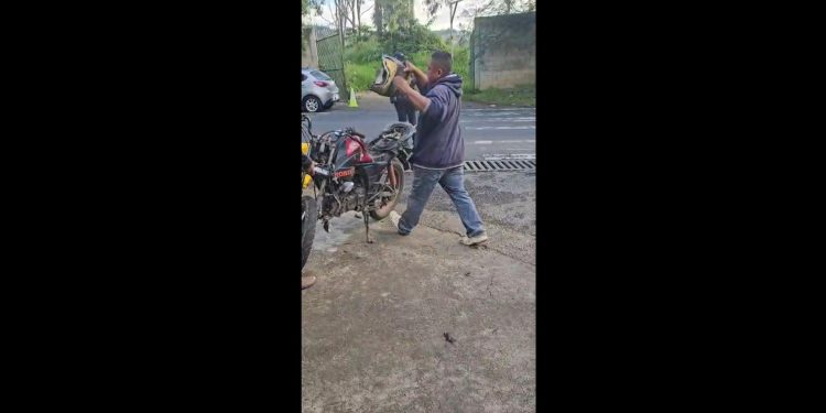 Video MUestra A Motorista Destruyendo Su Moto Por Multa de Tránsito; Autoridadas de confirman que no sería consignada