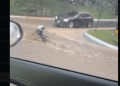 Motoristas Fueron Arrastrados por la Lluvia