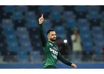 Los hiladores de Pakistán arrasan a Omán después de los cincuenta de Haris