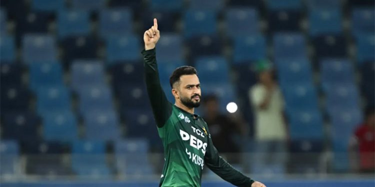 Los hiladores de Pakistán arrasan a Omán después de los cincuenta de Haris