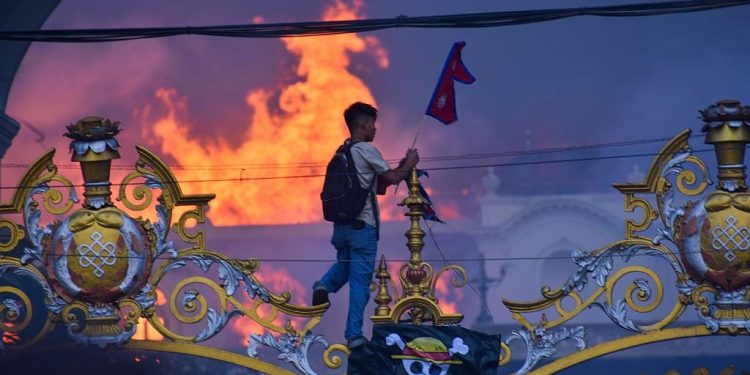 Los manifestantes de Gen-Z anticorrupción expulsan a Nepali PM