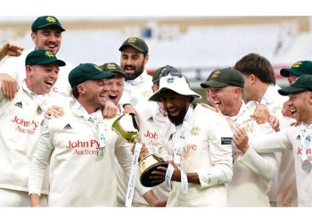 Notts celebra la victoria del título del condado venciendo a Warwickshire