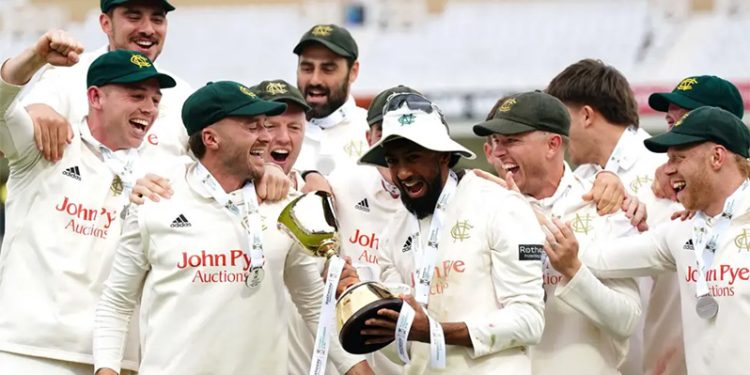 Notts celebra la victoria del título del condado venciendo a Warwickshire