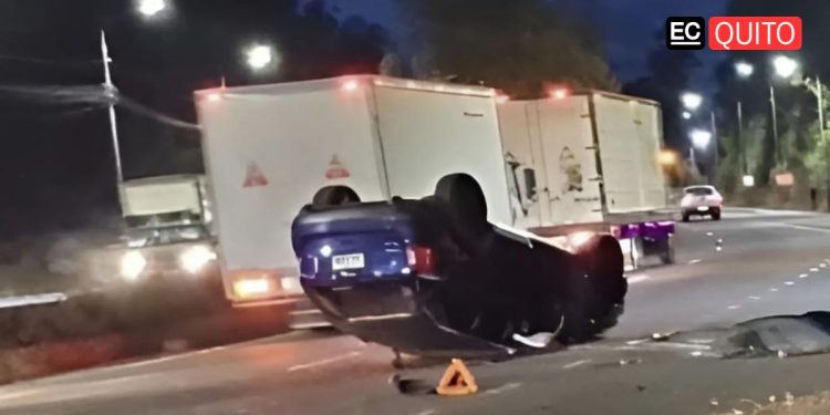 Vehículo se Volcó en la av. Simón Bolívar, En Quito, Este Viernes 5 de Septiembre