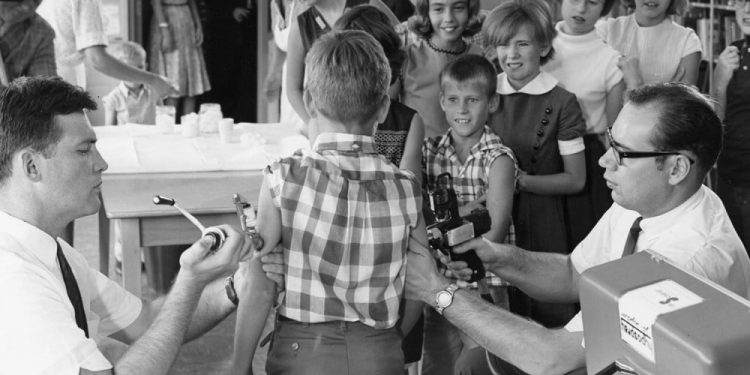 El tío de Robert F. Kennedy Jr., John F. Kennedy, hizo de las vacunas su problema de firma