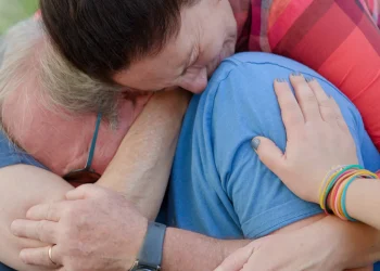 Cómo ver «Holding Liat» en línea – Transmitir documental de la BBC gratis