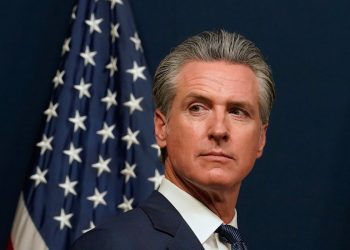 El fiscal amenaza a Gavin Newsom con acción del Servicio Secreto después de tweet que predice el 'mal día' para Kristi Noem
