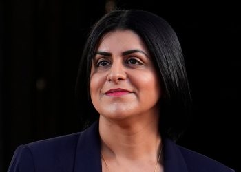 La nueva secretaria del Interior, Shabana Mahmood, amenaza con suspender las visas de países que no aceptan recuperar a los migrantes