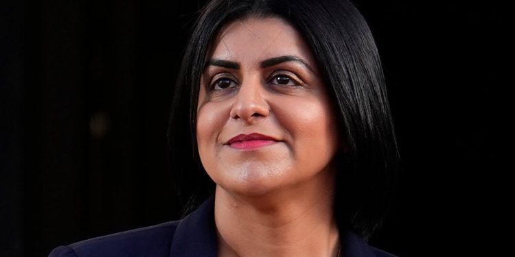 La nueva secretaria del Interior, Shabana Mahmood, amenaza con suspender las visas de países que no aceptan recuperar a los migrantes