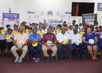 Petra celebra la información sobre el equipo por delante de los tribunales ópticos Pee Wee