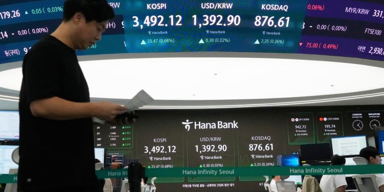 Las acciones asiáticas comercian mixtas después de que las acciones estadounidenses establezcan más discos