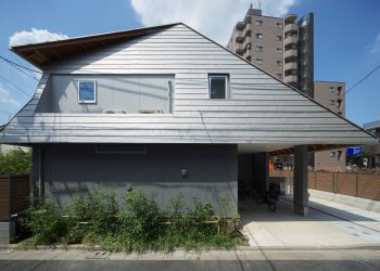 Dos techos grandes inclinados juntos / Diseño de Kominoru