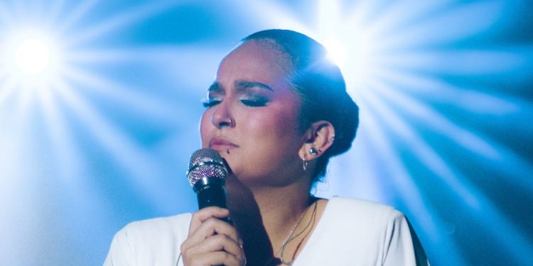 Daniela Darcourt en «UNA NOCHE DIFERENTE»: TOCÓ EL CAJÓN, BAILÓ MARINERA Y CANTÓ JUNTO A EVA AYLLÓN | Últimas | Luces