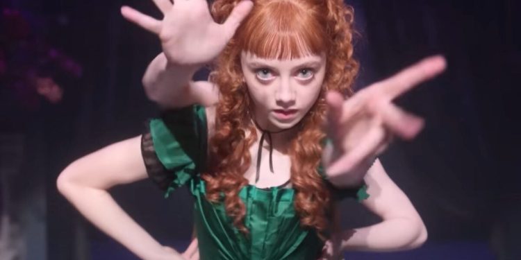 La estrella de 'Miércoles' Evie Templeton on Agnes 'Progression de acosador a amigo