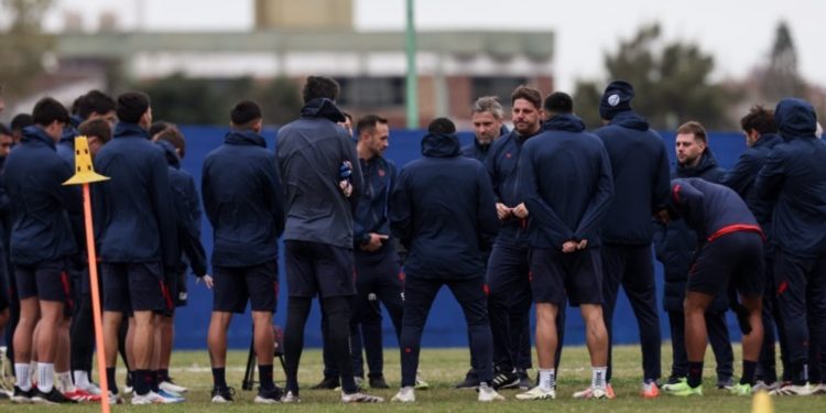 SOBRE LLOVIDO, SELLADO: AYUDE Y LA MISIÓN DE LA LA ACEFALIA NO SALPICE AL PLANTEL ANtes de Un Partido Clave :: Olé