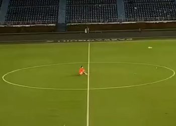 Sentado Solo en el Centro del Campo con El Estadio Vacío