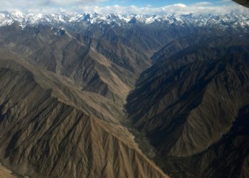 Fuerte Terremoto en Afganistán Causa Al Menos 250 Muertos
