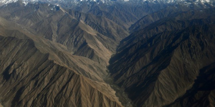 Fuerte Terremoto en Afganistán Causa Al Menos 250 Muertos