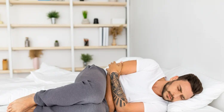 Dolor de estómago al acostarse: causas y remedios