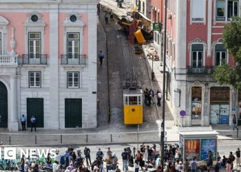 Boy, de 3 años, sacado del accidente funicular que ha conmocionado a Portugal