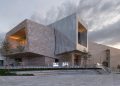 El Museo de Artes Almaty de Kazajstán se completa como un par de volúmenes de piedra y aluminio