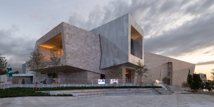 El Museo de Artes Almaty de Kazajstán se completa como un par de volúmenes de piedra y aluminio