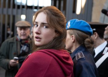 La historia detrás de la infame camisa 'All You Need Is Love' en la historia retorcida de Amanda Knox