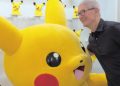 El CEO de Apple, Tim Cook, se encuentra con Pikachu durante la visita de Japón