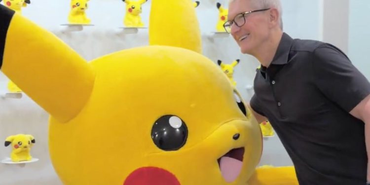 El CEO de Apple, Tim Cook, se encuentra con Pikachu durante la visita de Japón