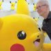 El CEO de Apple, Tim Cook, se encuentra con Pikachu durante la visita de Japón