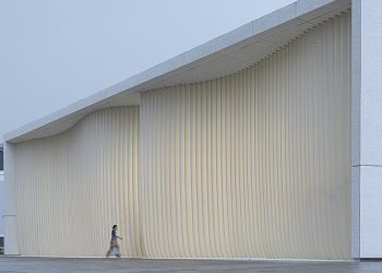 Asif Khan convierte el cine soviético en Kazajstán en Tselinny Center