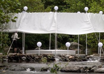 Instalación textil de círculo de Atelier VRAC Activa el río Mountain en Rumania