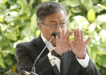 Petro Pelea Hasta Con Su Sombra