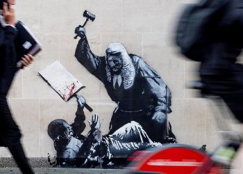 Banksy regresa con el mural de Juez y Protester en los Tribunales Reales de Justicia de Londres