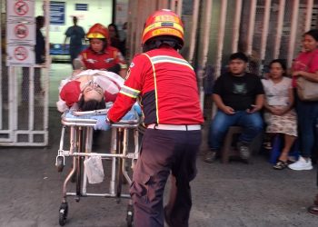 Arrola de autobús A DOS PERSONAS QUE PARTICIONA EN RECORRIDO DE ANTORCHAS