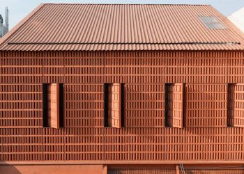 Hogar multigeneracional de revestimiento de ladrillo transpirable por Live Out Studio en Vietnam