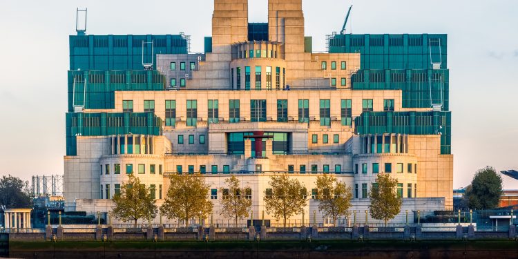 El arquitecto posmodernista británico y fundador de Farrells, Terry Farrell, pasa a 87