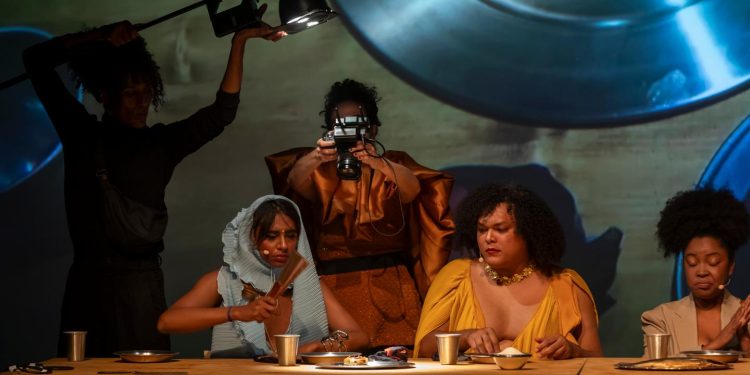 Au Festival D'Ofirmne, à Paris, La Casa do PoVo Electrise la Maison des Métallos