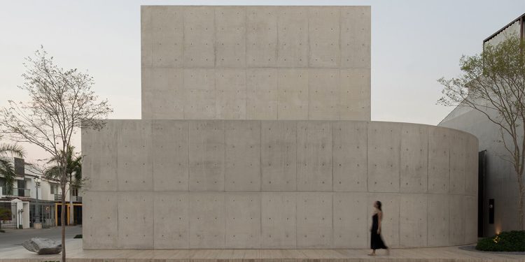 HW Studio Sculpts Minimalist Concrete 'Casa Tao' en México