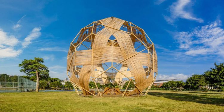 Instalación esférica de bambú por Cheng Tsung Feng Formas Meeting Dome en Taiwán