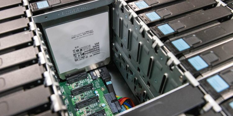 El experimento JBOD 78 Drive de Toshiba de 2023 alcanzó el rendimiento de 17 GB/s, que muestra que las matrices de HDD pueden rivalizar con PCIe 5.0